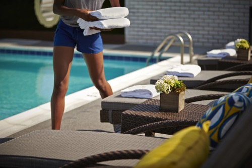 Embassy Row Hotel zwembad met ligbedden